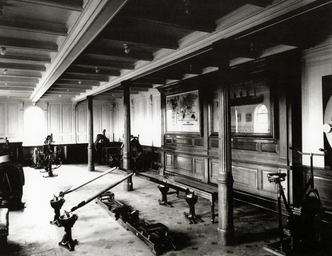 El gimnasio a bordo del Titanic mostrando las máquinas de remo y bicicletas de ejercicio, 1912 de English Photographer