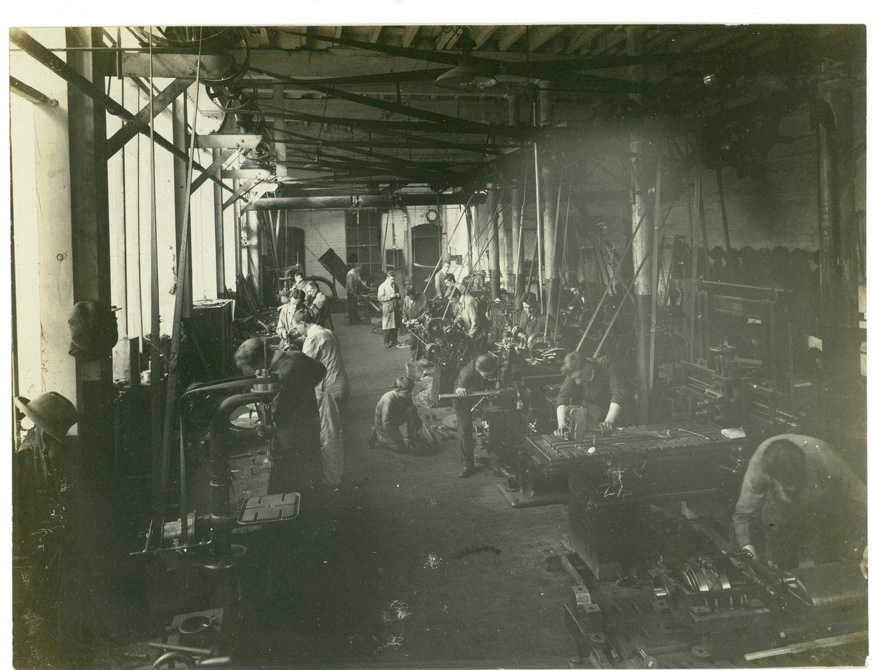 El taller de reparaciones, fábrica de alfombras, 1923 de English Photographer