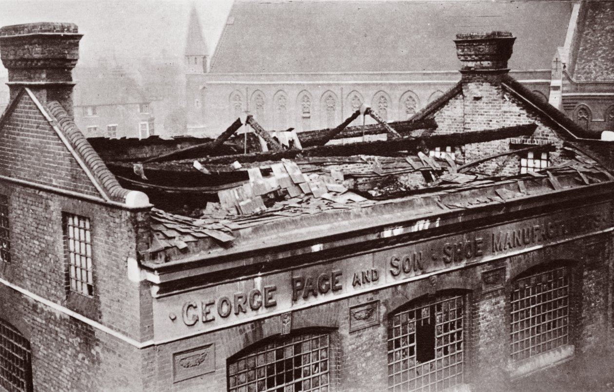 El resultado de un bombardeo en Londres, 1915 de English Photographer