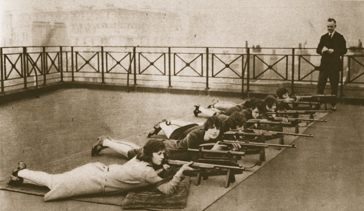 El club de tiro para mujeres empleadas de oficina en el techo de Strand House, de Maravilloso Londres, publicado 1926-27 de English Photographer