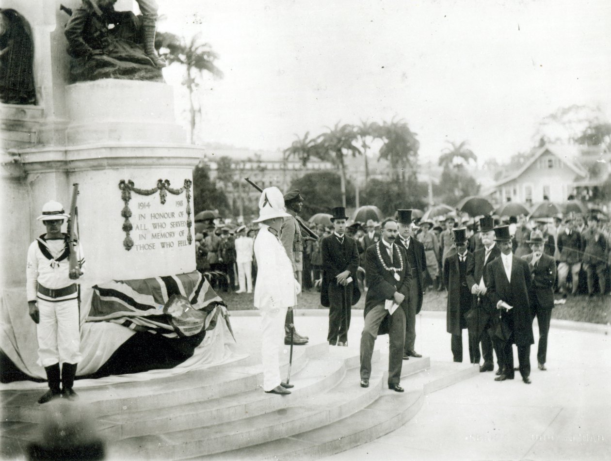 La inauguración del Monumento a la Guerra, Puerto España, Trinidad, 1920 de English Photographer