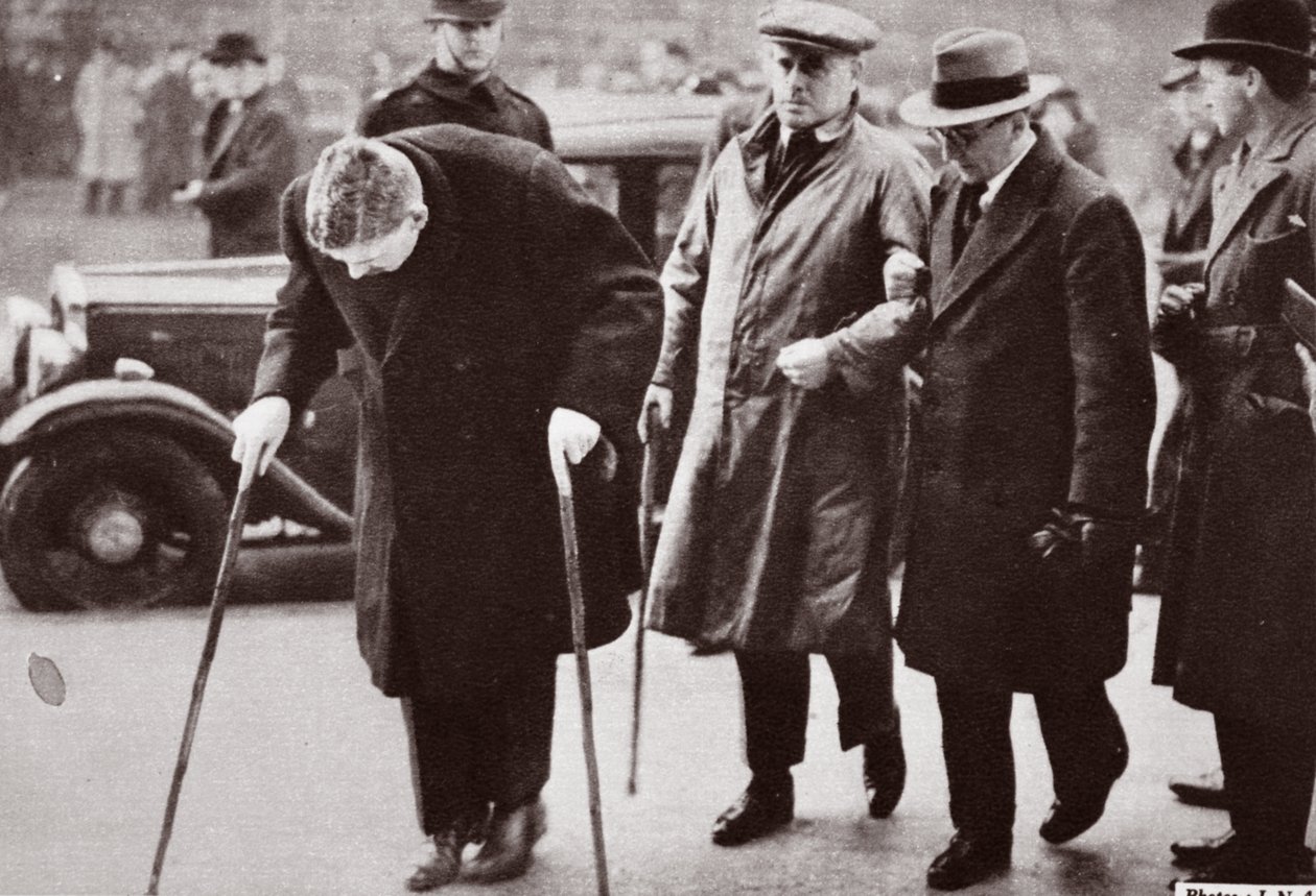 Aquellos menos capaces de caminar evitando las multitudes fuera de Westminster Hall, durante la capilla ardiente de Jorge V, 1936 de English Photographer