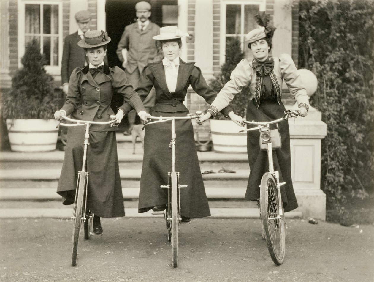 Tres mujeres en bicicletas, principios de 1900 de English Photographer