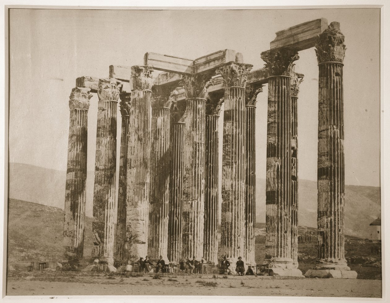 Turistas sentados entre ruinas, Grecia, 1880s de English Photographer