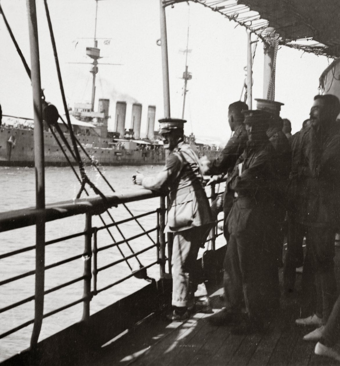 Transporte con los Viejos Despreciables de la India se encuentra con un buque de guerra en el Mediterráneo de English Photographer