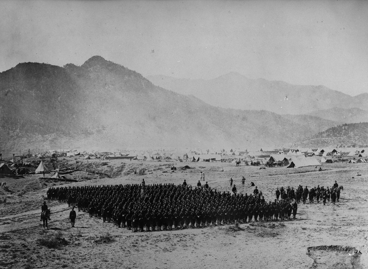 Tropas en formación durante la Segunda Guerra Anglo-Afgana, 1878-80 de English Photographer