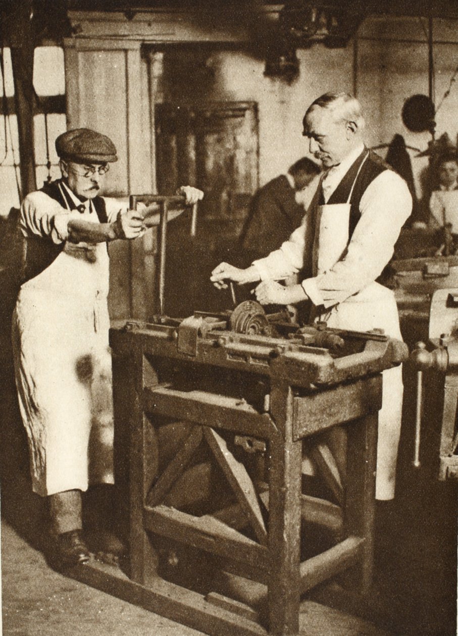 Dos cerrajeros ancianos cortando barriles de llaves, de Wonderful London, publicado 1926-27 de English Photographer