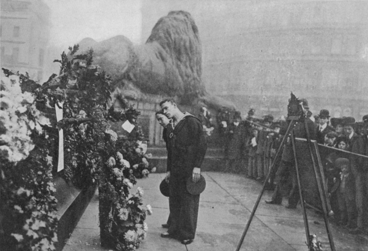 Bajo la sombra de Nelson: Marineros inspeccionando coronas a los pies de la estatua del almirante, publicado en The Graphic, 27 de octubre de 1906 de English Photographer
