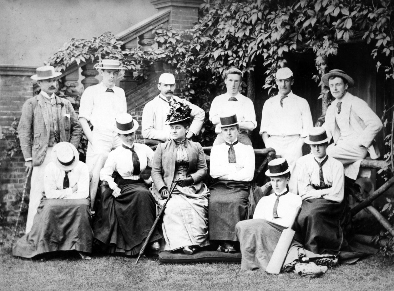 Equipo de cricket de hombres y mujeres victorianos, c.1890 de English Photographer