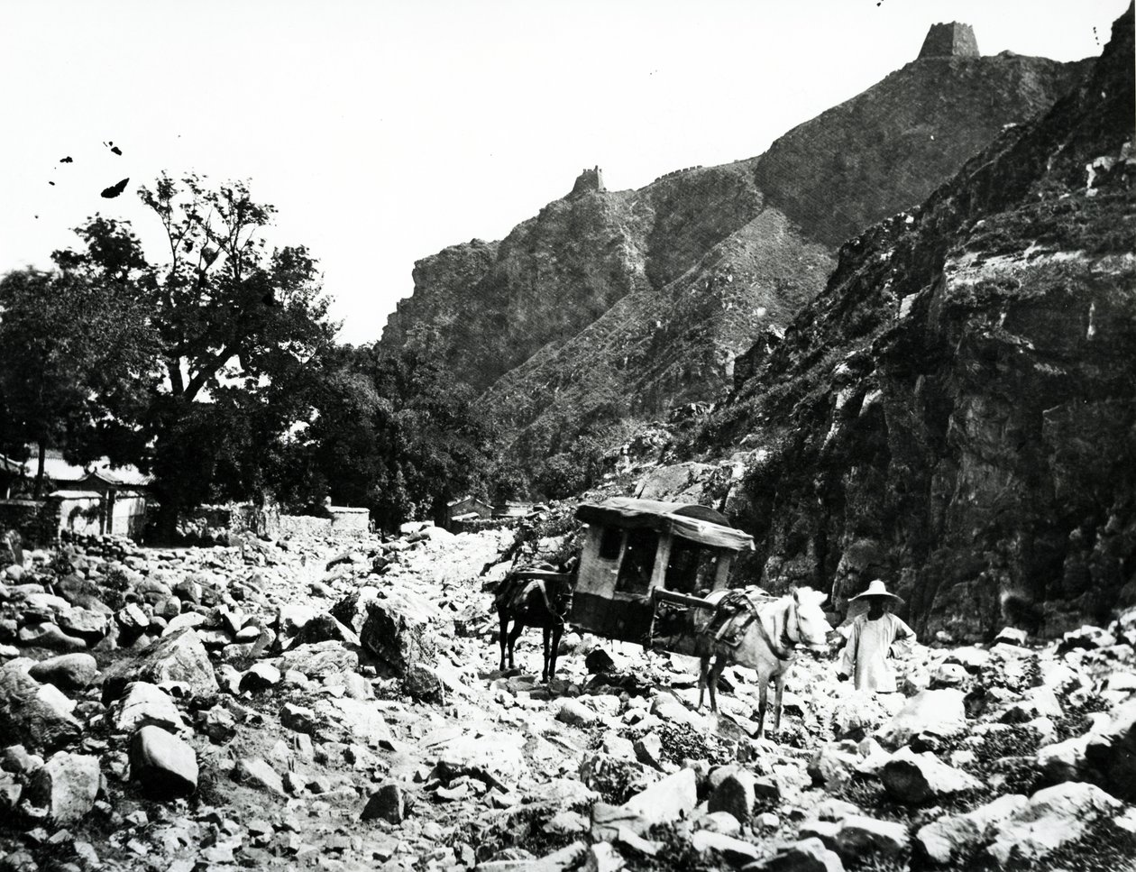 Vista en el paso de Nankow, Pekín, c.1860-70 de English Photographer