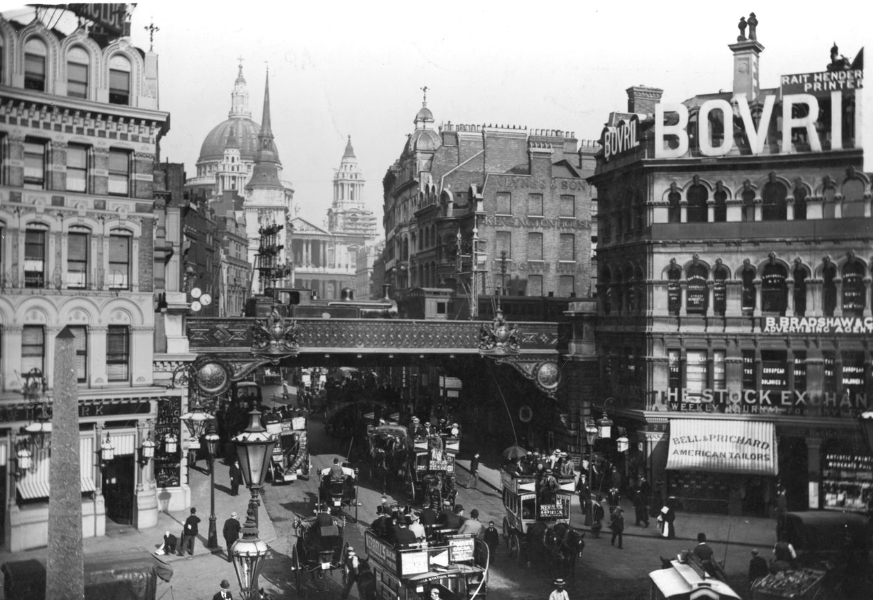 Vista del Circo de Ludgate, con la Catedral de San Pablo detrás de English Photographer