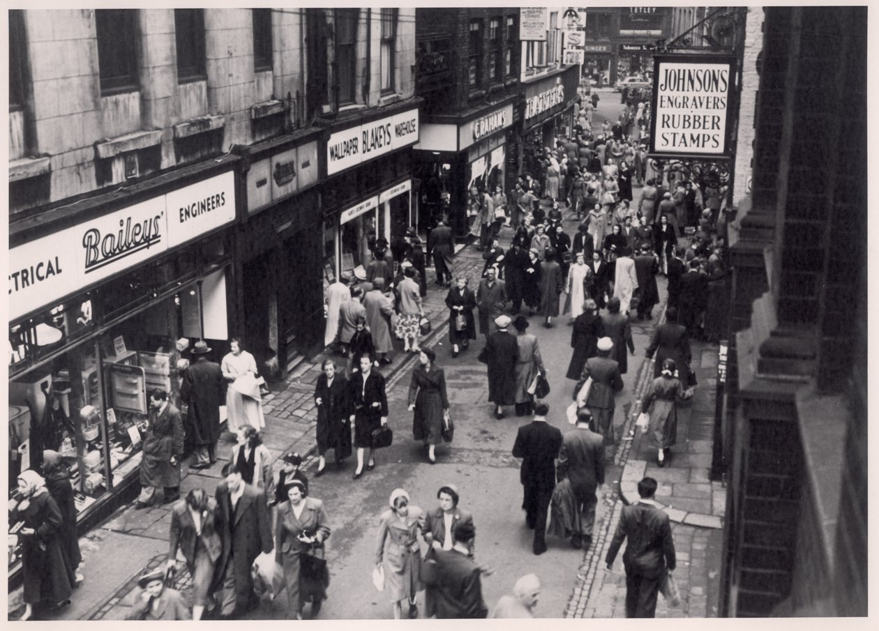 Vista de compradores en Trinity Street, Leeds, 1956 de English Photographer