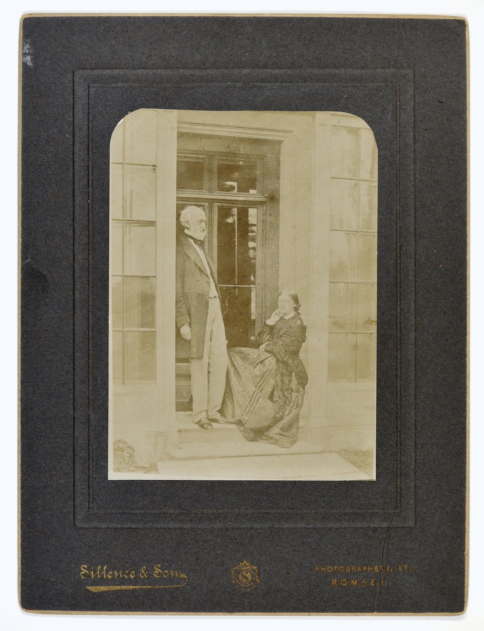 W.E. Nightingale y Frances Parthenope, Lady Verney, c.1870 de English Photographer