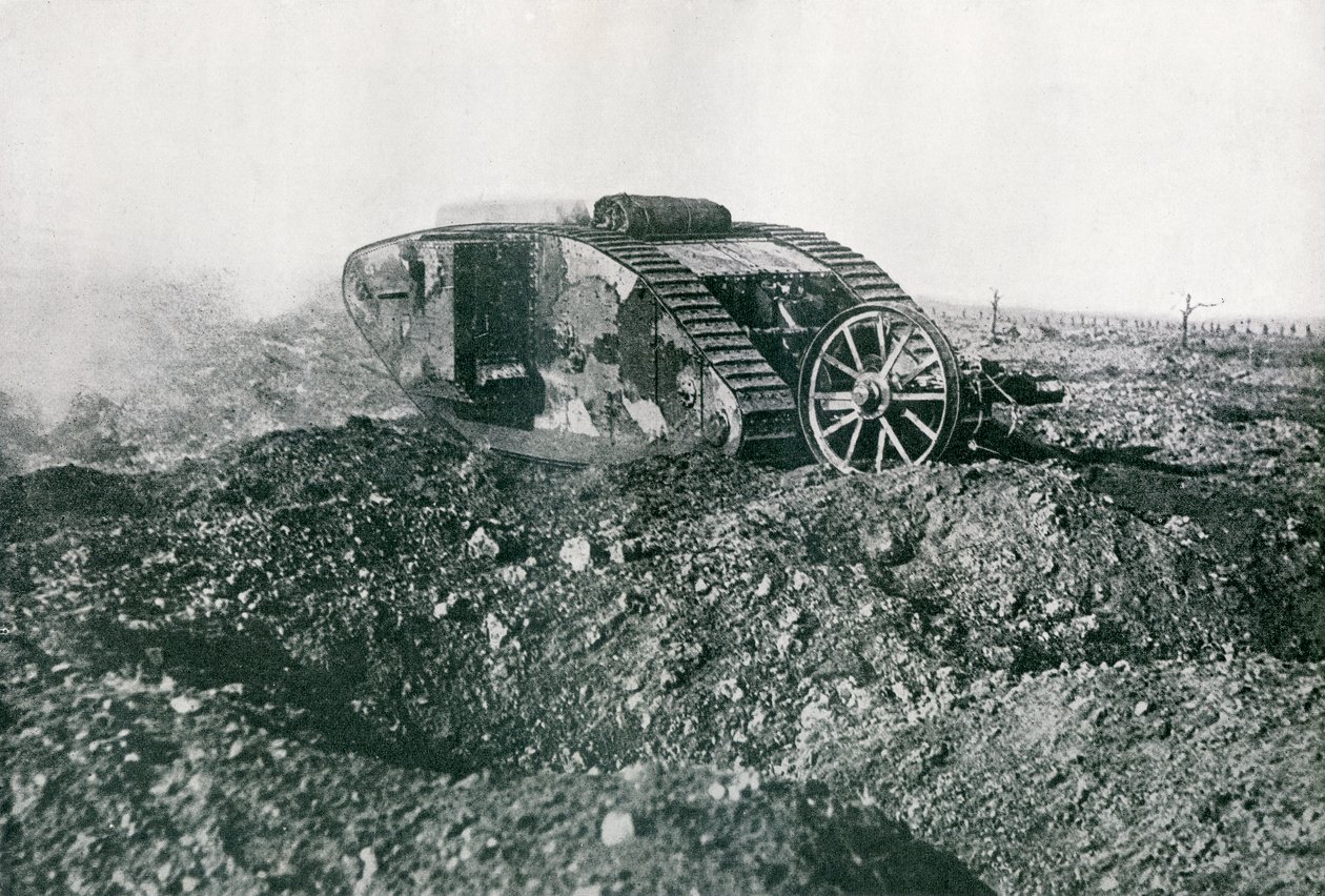 Tanque Británico de la Primera Guerra Mundial en acción en el Frente Occidental, 1917 de English Photographer