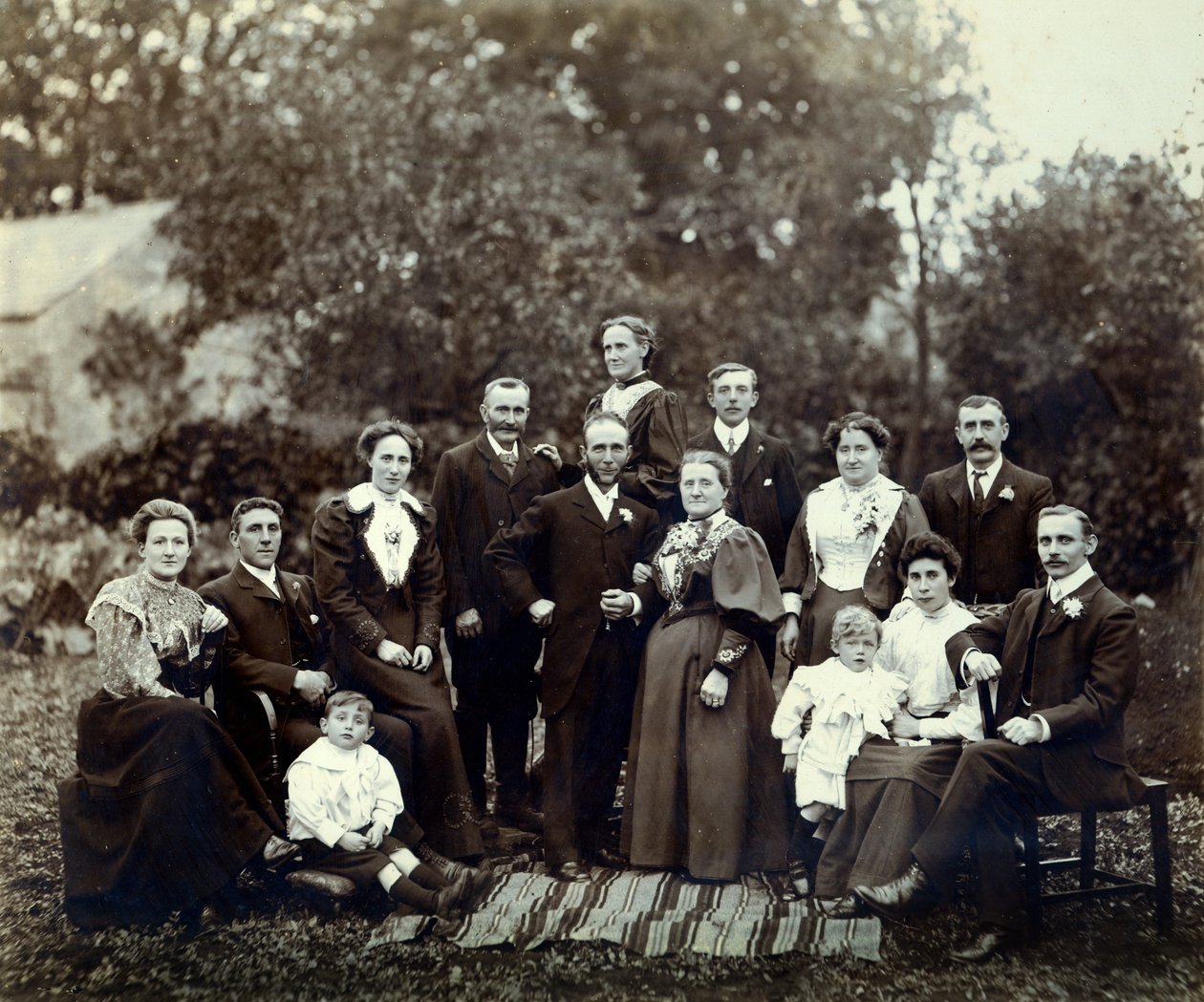 Grupo de boda, Trowbridge, Wiltshire, Inglaterra, c.1900 de English Photographer