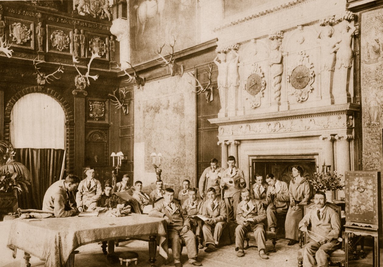 Bienvenida a los invitados en una casa señorial de Inglaterra, 1914-19 de English Photographer