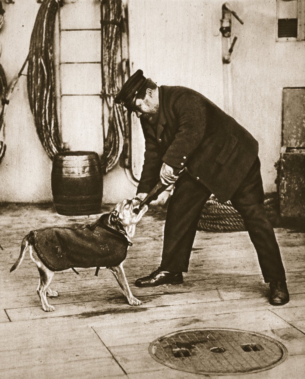 ¡Lo que tenemos bien lo mantenemos!, ilustración de The Illustrated War News, febrero de 1917 de English Photographer