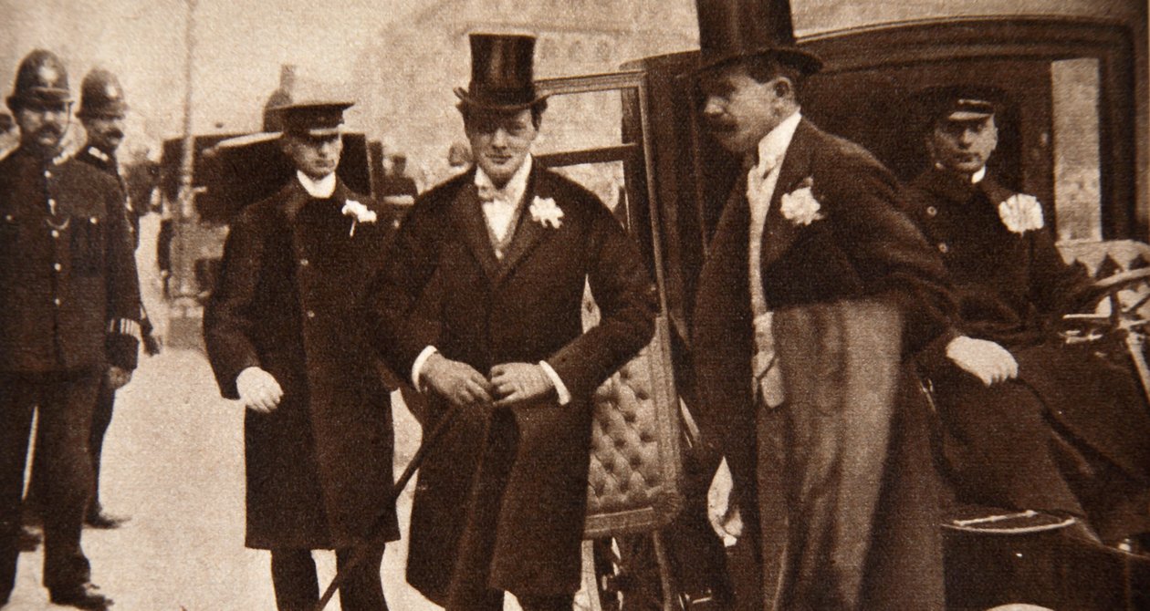 Winston Churchill llegando a las puertas de St. Margaret, Westminster en su día de boda, 1908 de English Photographer