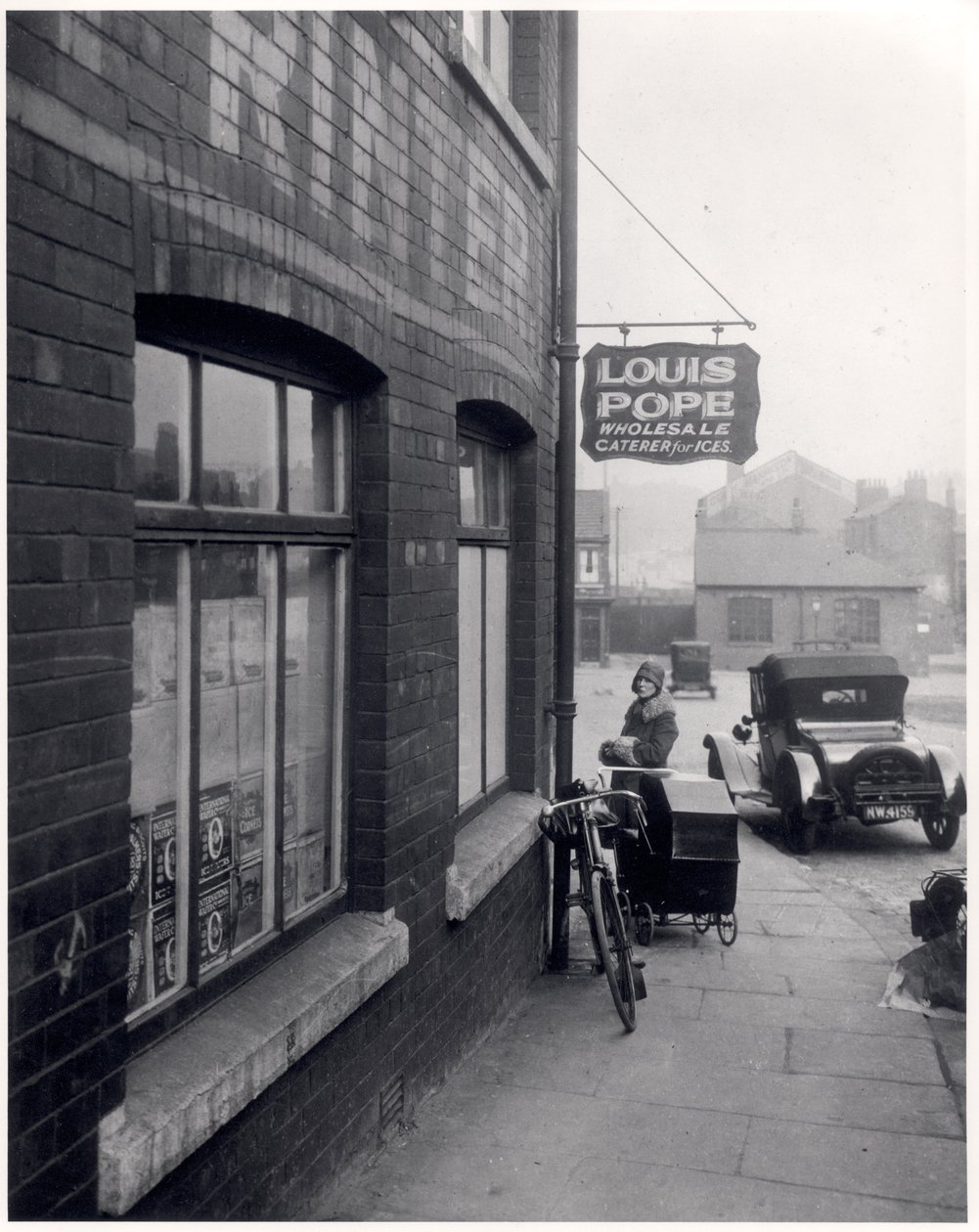 Mujer con un cochecito de bebé fuera de las instalaciones de Louis Popes, Lady Lane, Leeds, 1931 de English Photographer