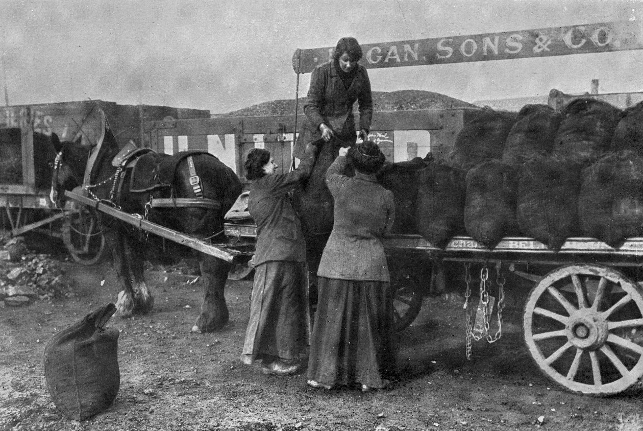 Mujeres como trabajadoras del carbón, fotografías de la Oficina de Guerra, 1916 de English Photographer