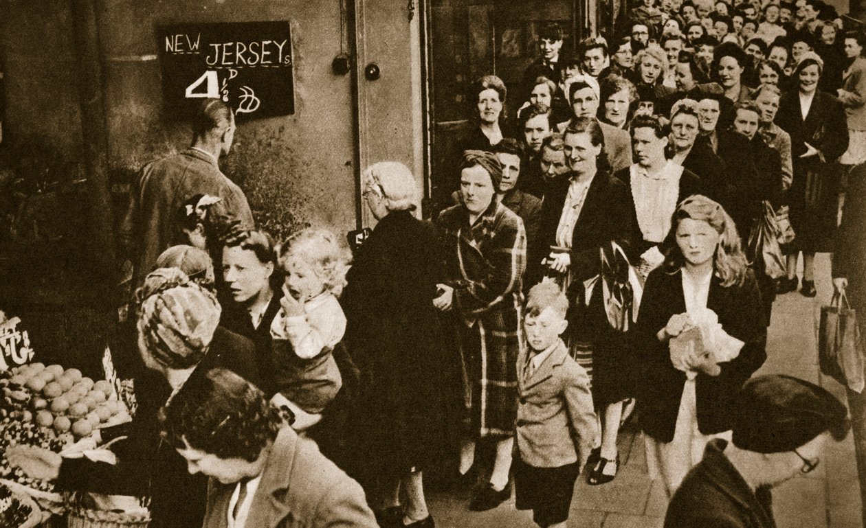 Mujeres hacen fila en un puesto de frutas y verduras en Londres, junio de 1947 de English Photographer