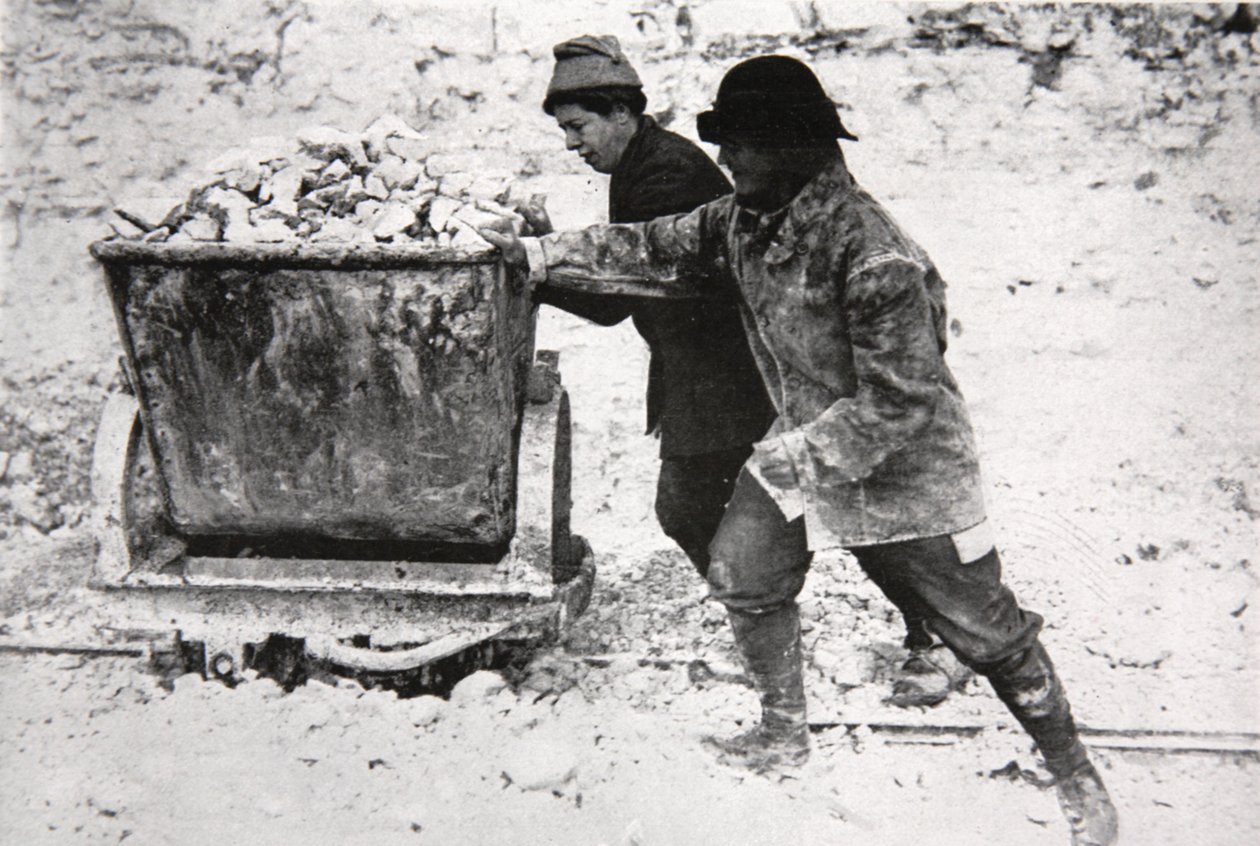 Mujeres trabajadoras de guerra en un condado de South Downs, ilustración de The Illustrated War News, 28 de febrero de 1917 de English Photographer