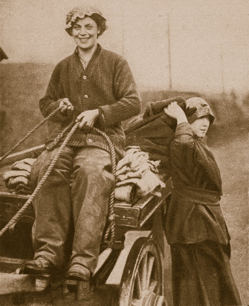 Fuerza laboral femenina conduciendo un carro, 1914-19 de English Photographer