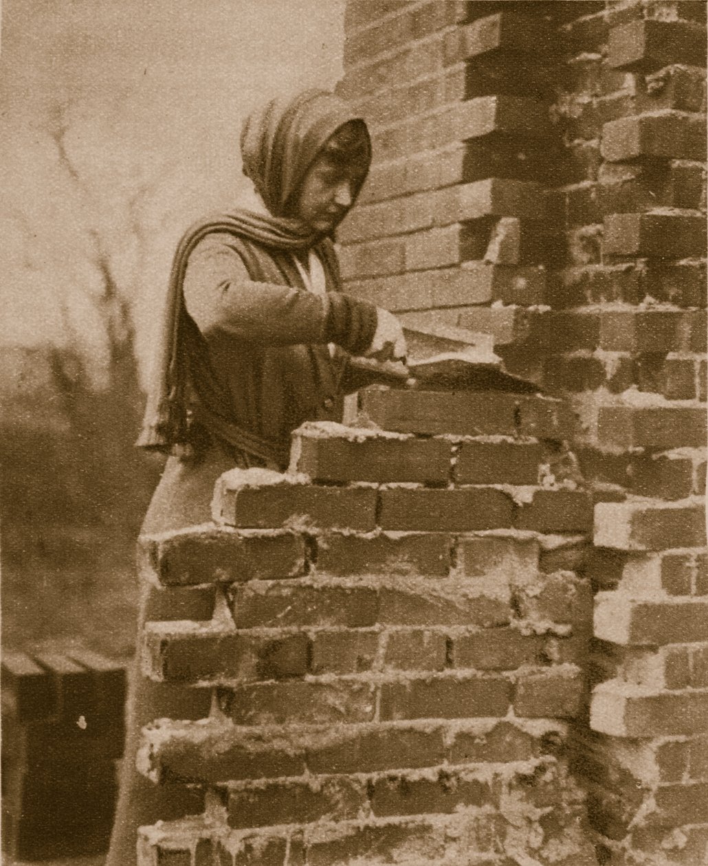 Fuerza laboral femenina construyendo un muro de ladrillos, 1914-19 de English Photographer