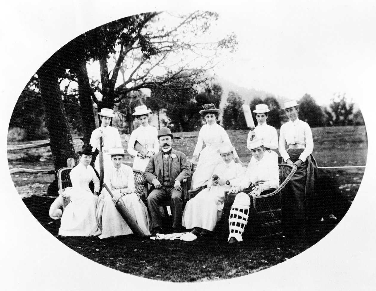 Equipo de cricket femenino, c.1870s-90s de English Photographer