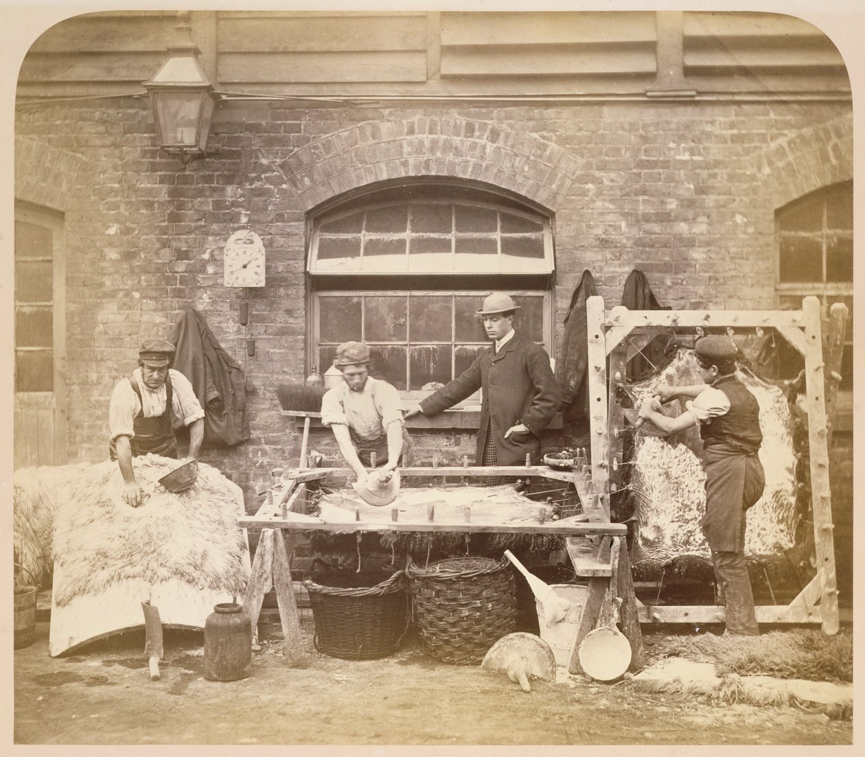 Trabajadores haciendo alfombras de piel de oveja, c.1861-62 (foto sepia) de English Photographer