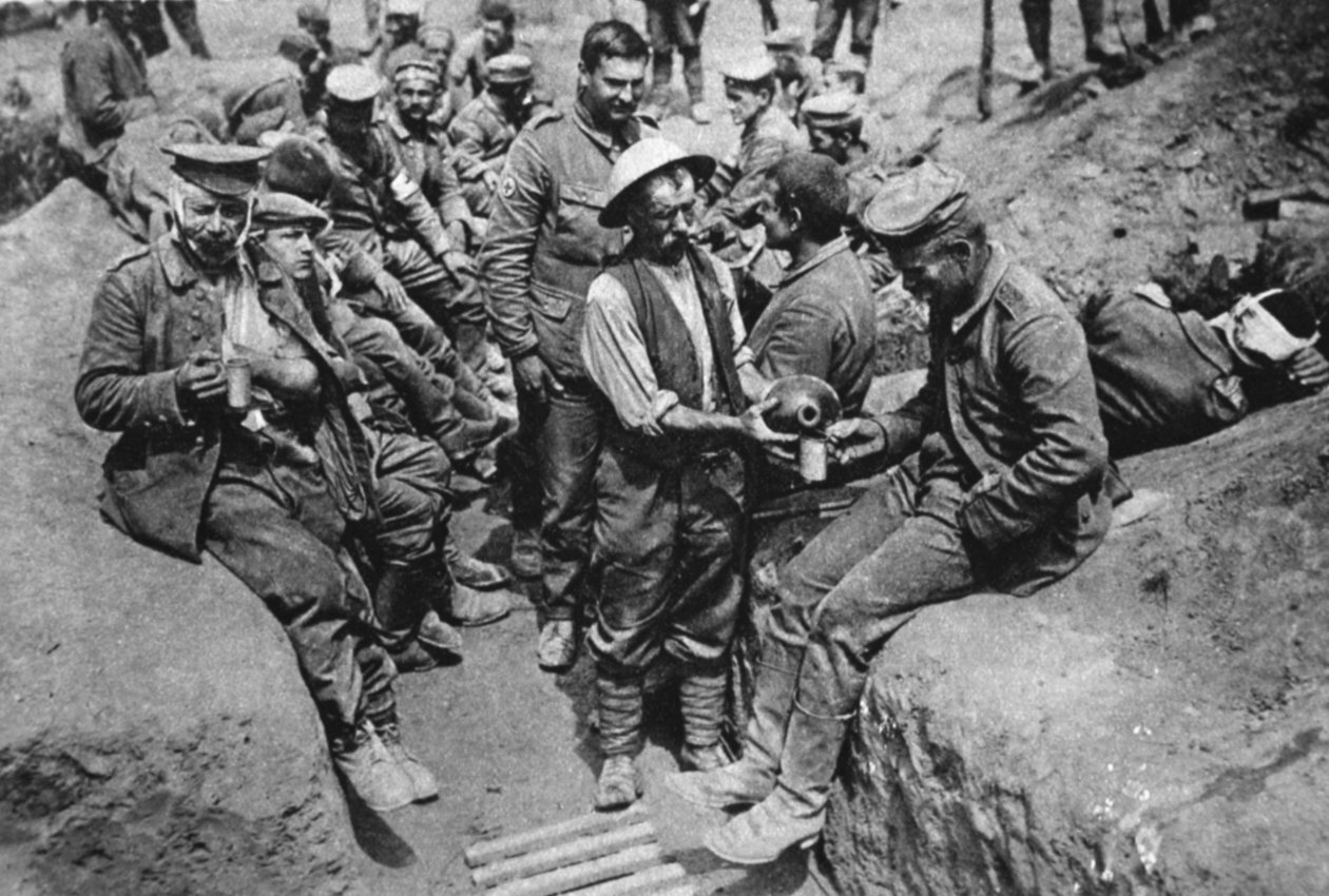 Prisioneros alemanes heridos: un soldado distribuyendo agua, de The Illustrated War News, 18 de agosto de 1916 de English Photographer