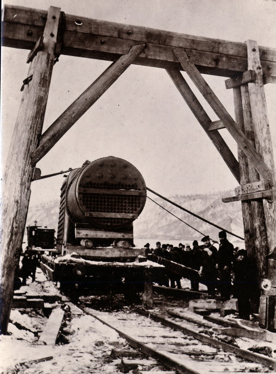 Número de astillero 647, Baikal. Mostrando una caldera cilíndrica para el rompehielos transbordador de trenes Baikal, 1896 de English Photographer