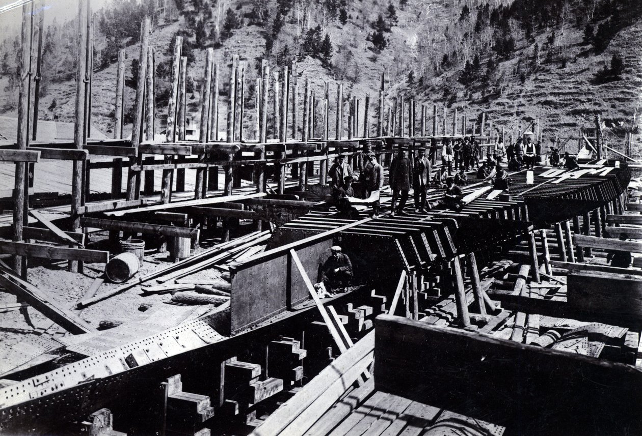 Número de astillero 647, Baikal. Mostrando el rompehielos transbordador de trenes Baikal en construcción en el Lago Baikal, 1896 de English Photographer
