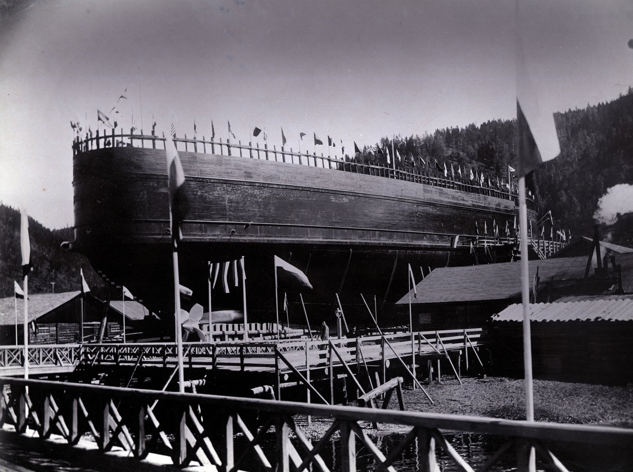 Número de astillero 647, Baikal. Mostrando el rompehielos transbordador de trenes Baikal listo para su lanzamiento en el Lago Baikal, 1896 de English Photographer