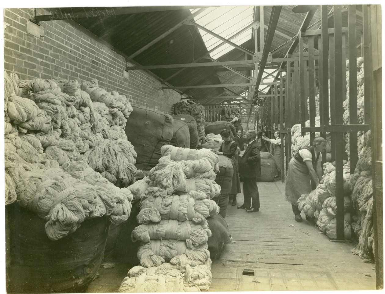 Almacén de hilos, fábrica de alfombras, 1923 de English Photographer