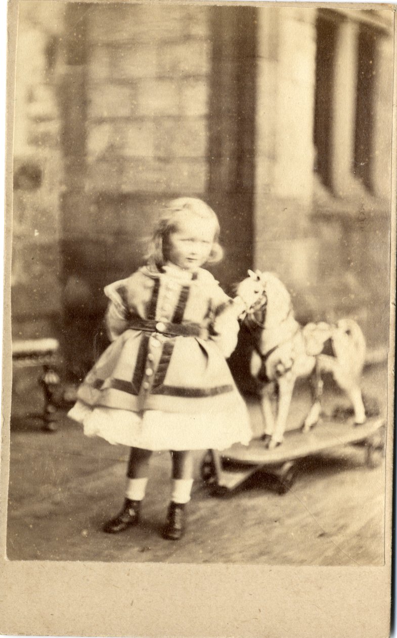 Niña con su caballo de juguete, 1860s de English Photographer
