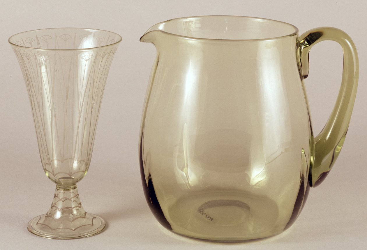 Jarrón grabado al ácido por James Powell and Sons, 1913 y jarra diseñada por James Hogan para James Powell and Sons, 1935 de English School