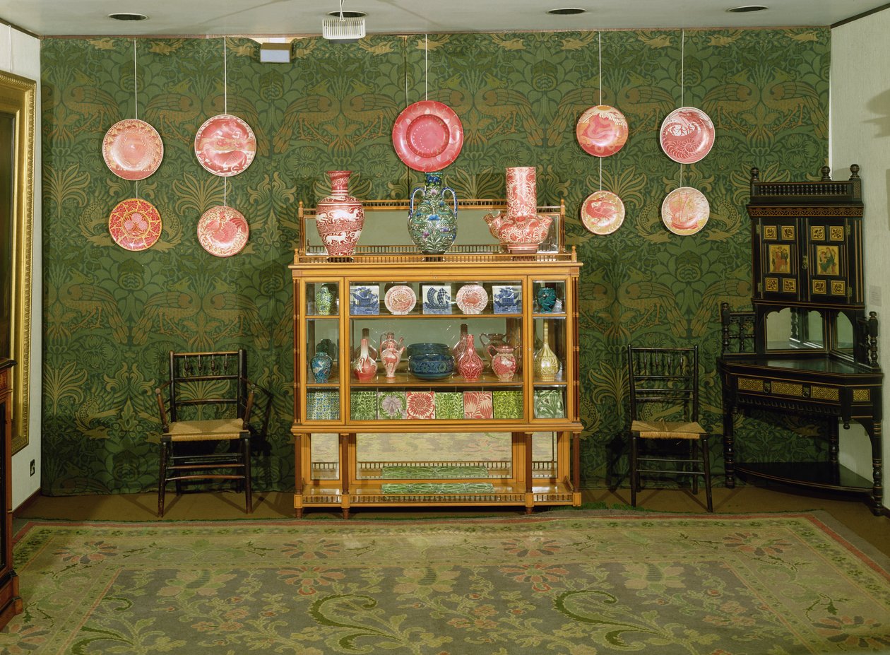 Un interior estético que muestra obras de William Morris y William de Morgan de English School