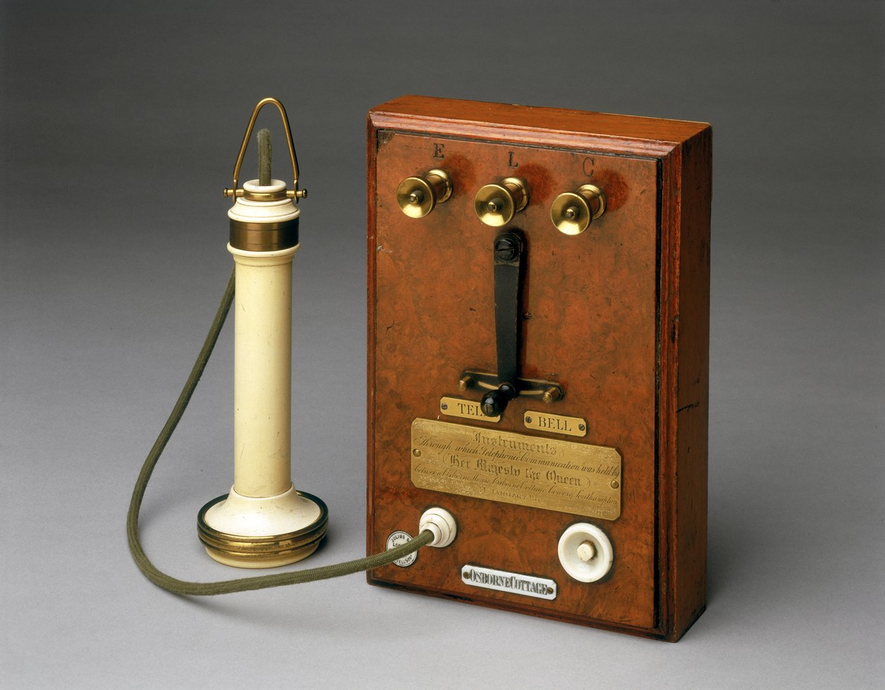 Teléfono Bell usado por la Reina Victoria en Osborne House, Isla de Wight, 1877-78 de English School