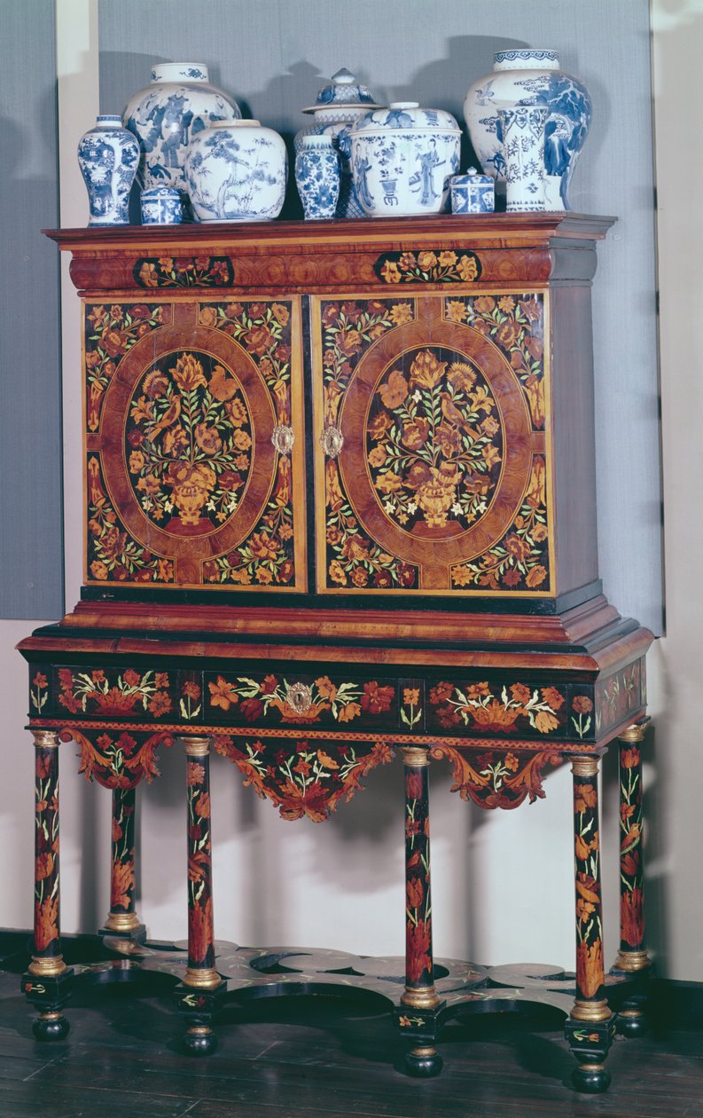 Gabinete sobre soporte, 1685-1700 (nogal con marquetería floral de marfil, ébano y otras maderas) de English School