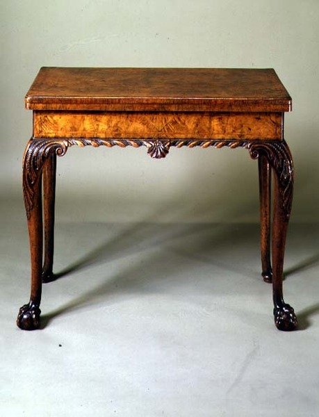 Mesa de cartas con pies de bola y garra, c.1735 de English School