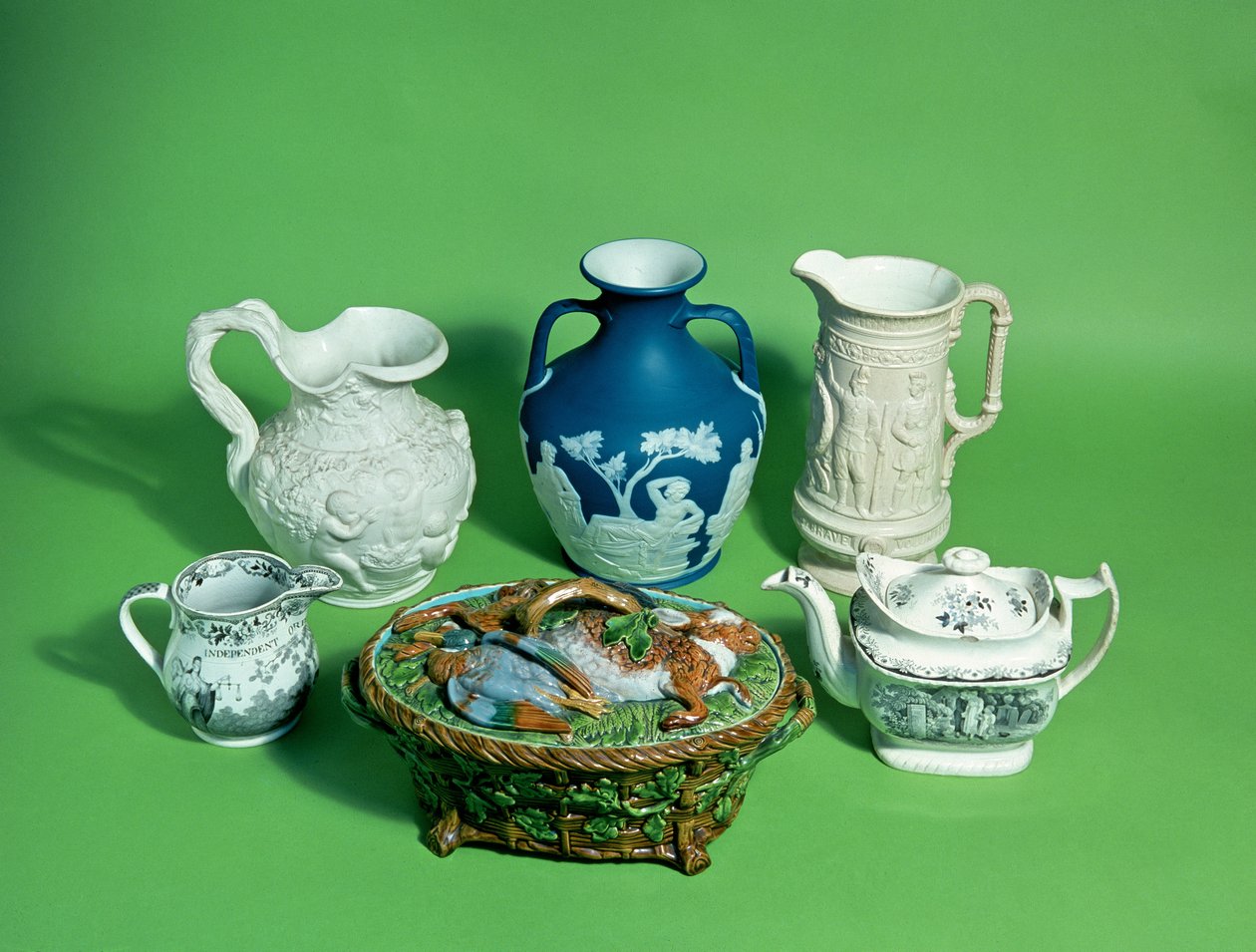 Colección de cerámica victoriana de Wedgwood; y cerámica victoriana incluyendo copia del jarrón de Portland de English School
