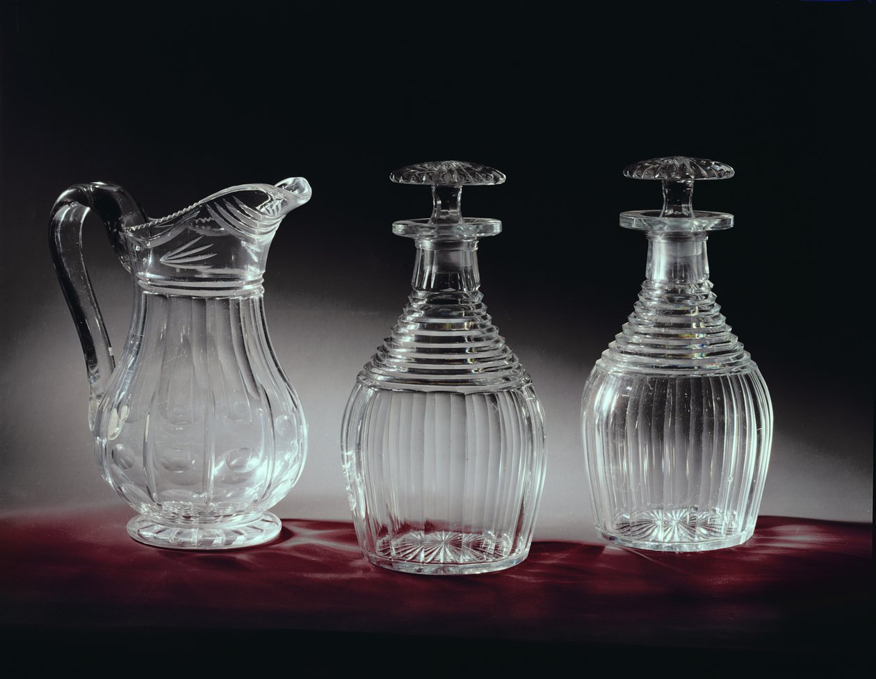 Decantadores y jarra de vidrio cortado, c.1840 de English School
