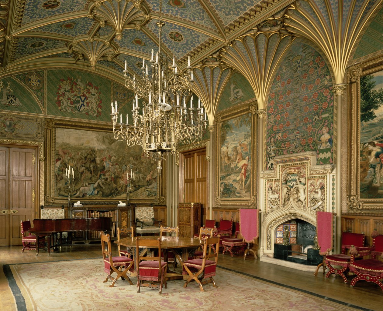 Castillo de Eastnor, Herefordshire: la sala de dibujo, con muebles diseñados por Pugin, c.1840 de English School