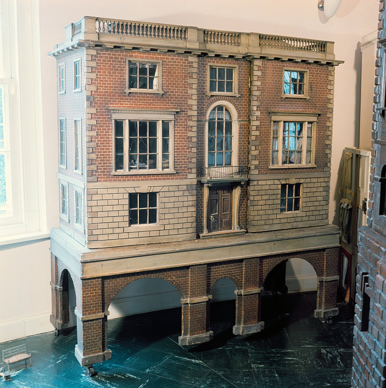 Casa de muñecas inglesa con balaustrada y balcón, c.1775 de English School