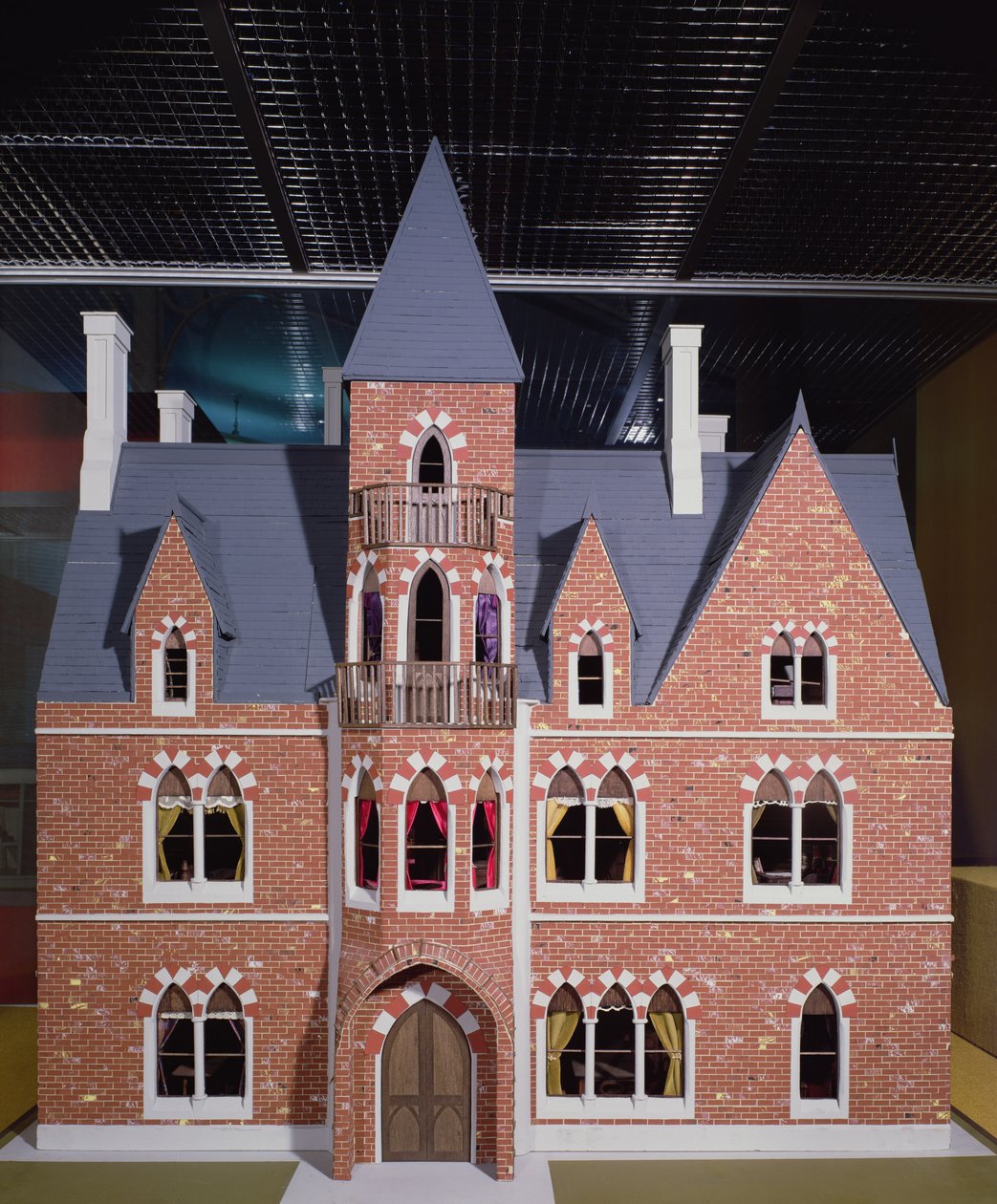 Exterior de casa de muñecas gótica victoriana, 1875 de English School