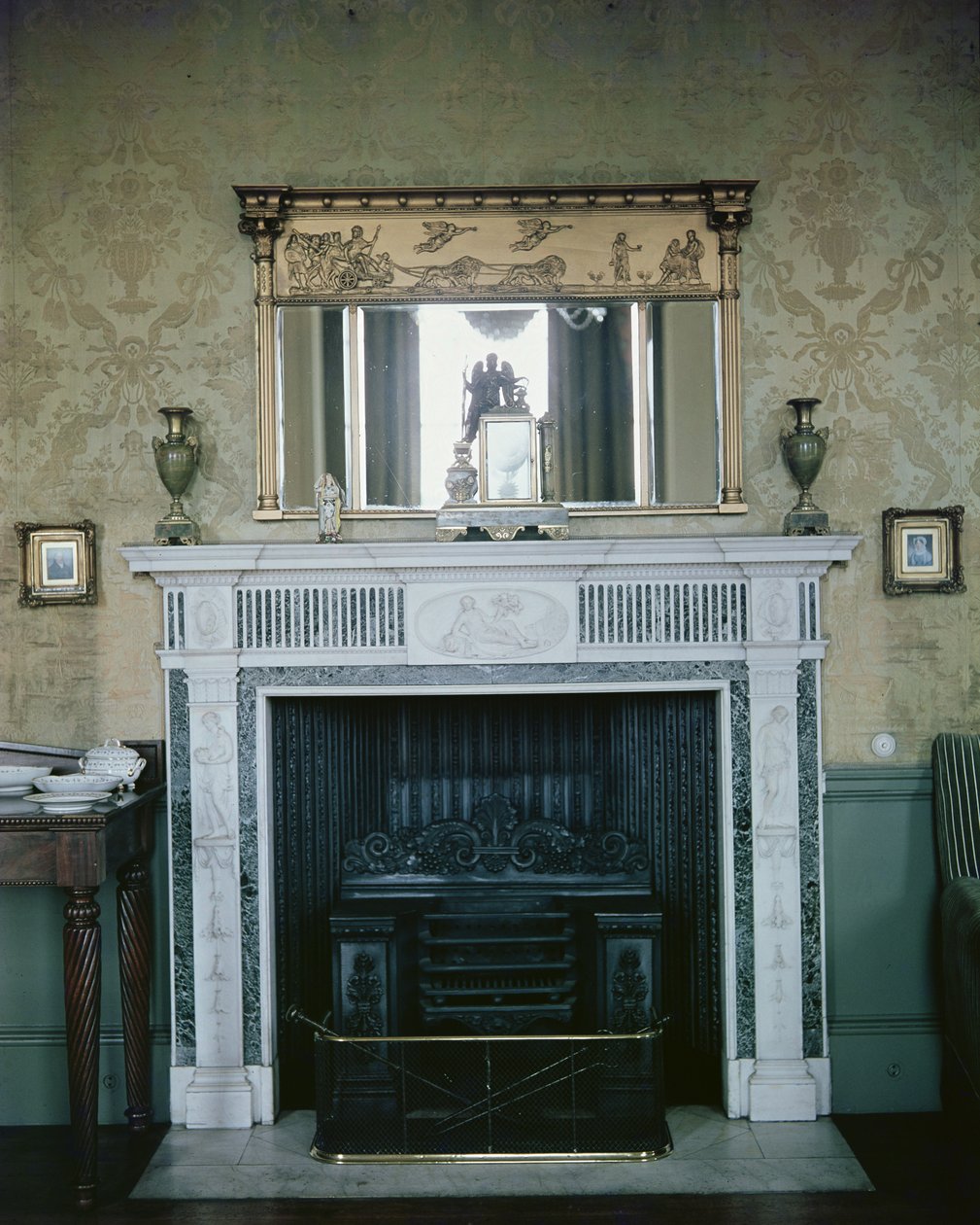 Chimenea y espejo, c.1810 de English School