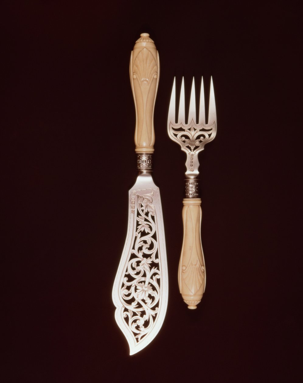 Servidores de pescado con mangos de marfil tallado por J.Whipple and Co., Exeter, 1880 de English School