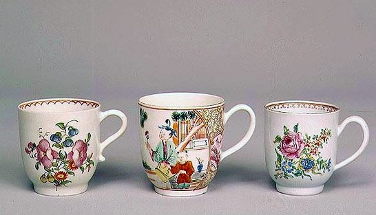 Taza de café de Liverpool, c.1750-80; taza de café de porcelana de Lowestoft, 1778; taza de café de porcelana de Worcester, c.1750-70 de English School