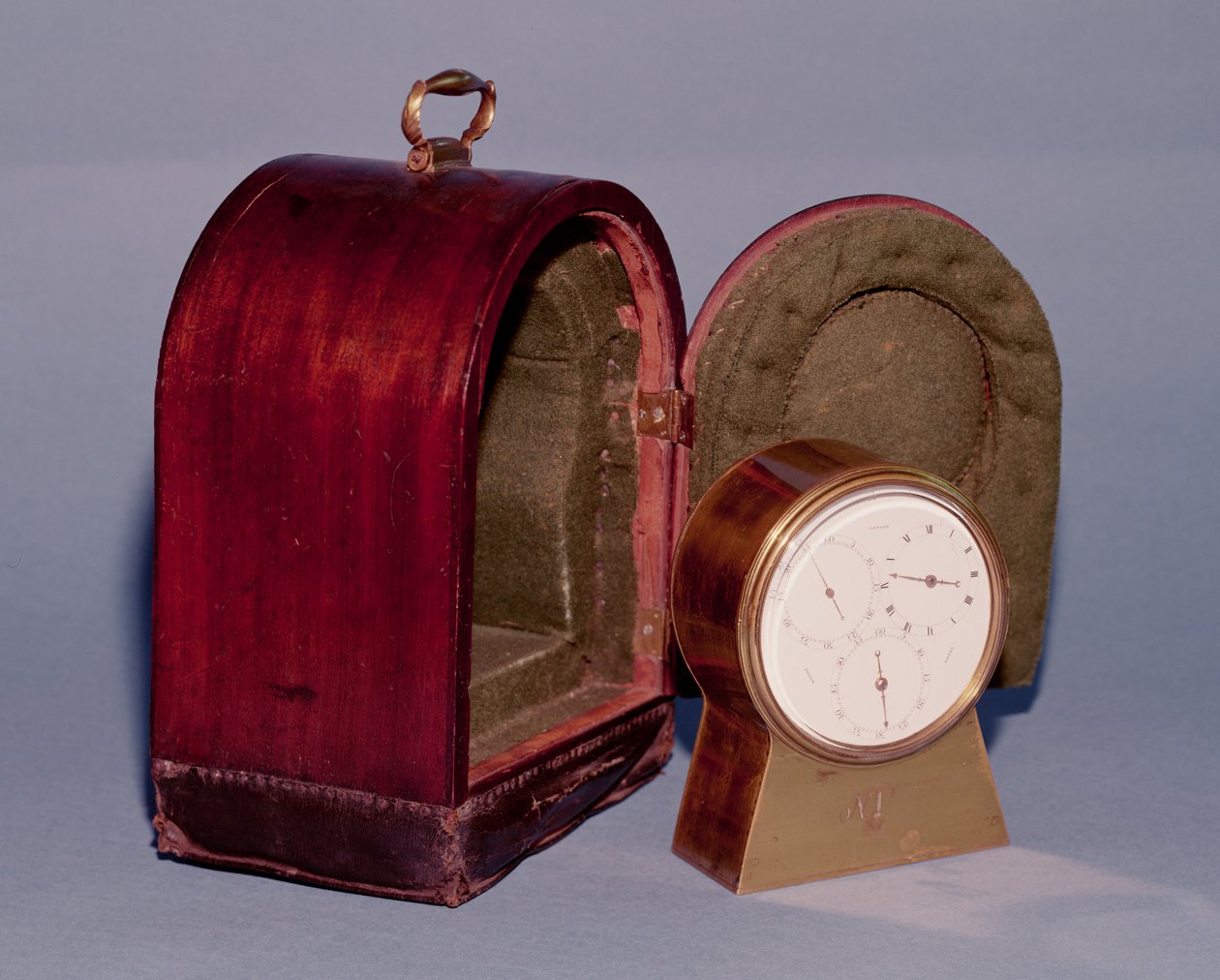 Cronómetro marino en una caja de latón, con esfera de esmalte blanco de tres esferas subsidiarias para horas, minutos y segundos, con manecillas doradas y una caja de viaje forrada de baize, por Josiah Emery, 1792 de English School